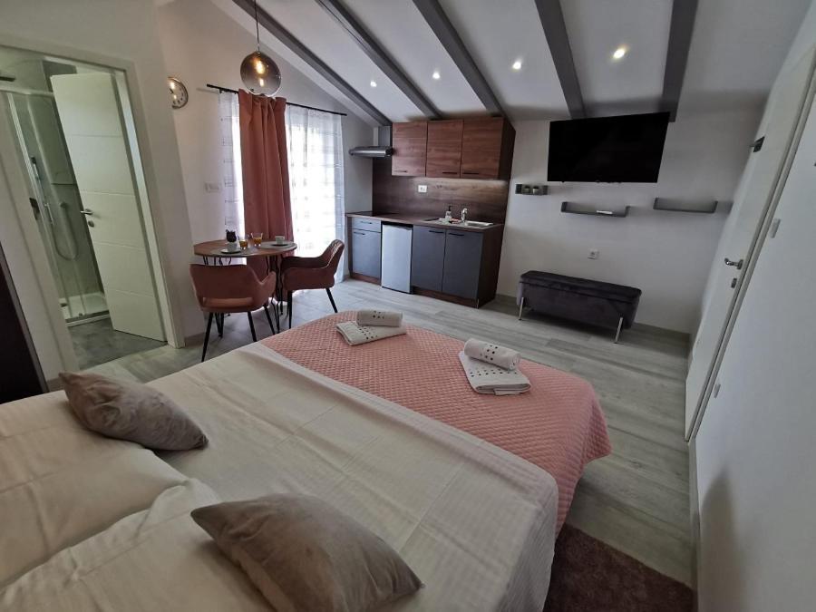 New Nikolina 4 Star Appartement